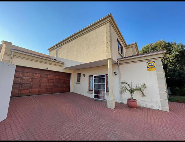 4 BEDROOM FREEHOLD FOR SALE IN FOURWAYS